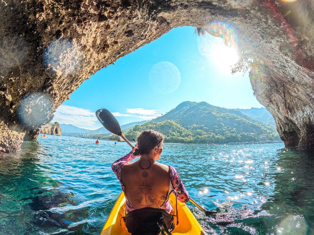 girl-kayaking-in-puerto-vallarta