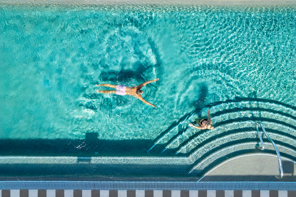 hotel-mousai-cancun-guests-at-rooftop